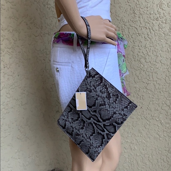 MICHAEL KORS JET SET TRAVEL XL ZIP CLUTCH WRISTLET - Picture 4 of 16